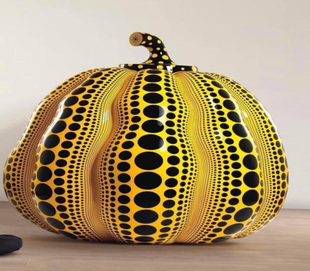 “Pumpkin” di Yayoi Kusama, la scultura realizzata nel 2017 da una delle più grandi artiste giapponesi viventi