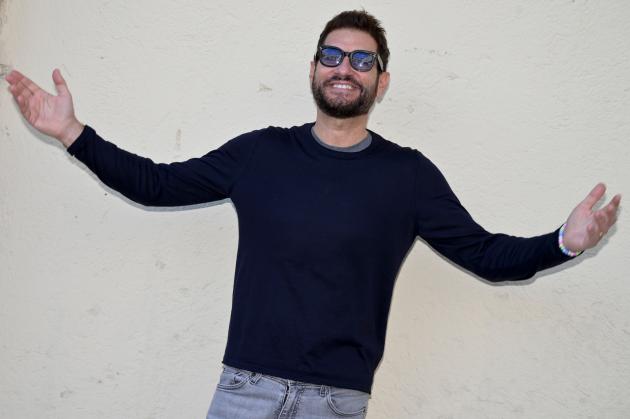 Enrico Papi: "Sono sposato da 26 anni ma mi sento fluido, andrei con un uomo e con una donna, mai avuto preclusioni”