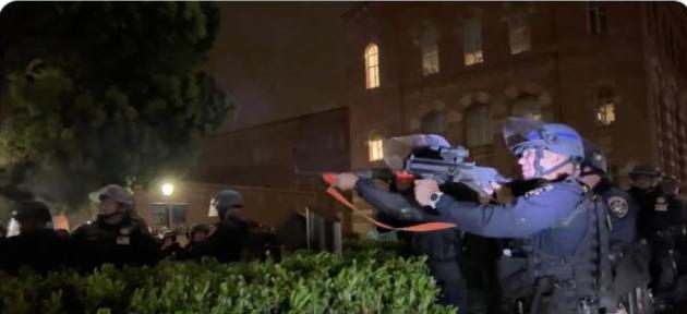 Proteste nelle università statunitensi, la polizia spara proiettili di gomma sull’Università della California