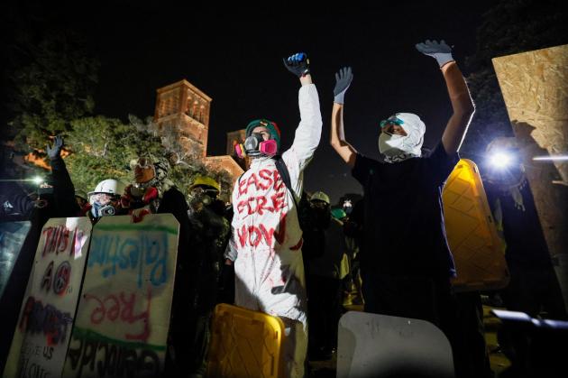 Proteste università Usa pro-Gaza, oltre 2mila arresti da inizio aprile, agente spara durante sgombero campus Columbia 