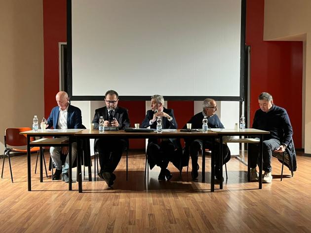 Invisibili, documentario sulle reazioni avverse da vaccino Covid di Paolo Cassina a Gavirate: dibattito con ospiti d'eccezione