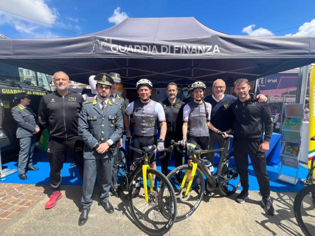 Giro-E a Torino. Guardia di Finanza, Ten. Col. Gabriele Di Paolo: “Sport costituisce strumento di comunicazione dei valori fondanti del Corpo”