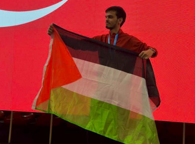 Campione turco di Kung fu Necmettin Erbakan Akyuz mostra bandiera Palestina durante Europei, aperta indagine: "Non me ne pento"