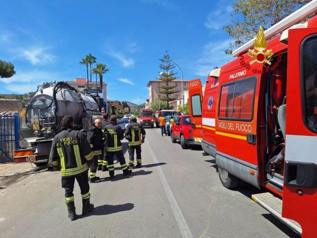 Incidente sul lavoro a Casteldaccia, morti 5 operai per le esalazioni nella rete fognaria, GdF: “Mancanza di precauzioni”