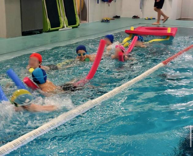 Milano, intossicazione da cloro alla piscina Jacarandà per 28 bambini tra i 3 e i 5 anni e 13 adulti, 11 i ricoveri, "sbagliato il dosaggio"