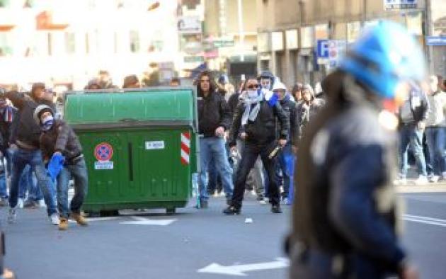Genova, altri scontri tra ultrà di Genoa e Samp, due rossoblù feriti e sei blucerchiati arrestati