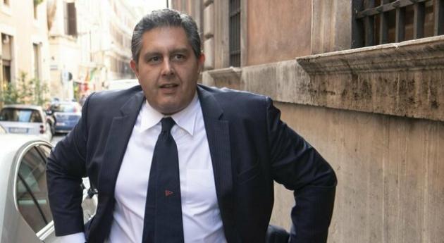 Sulla graticola del pubblico dileggio, Toti, Presidente della regione Liguria, in pochi minuti è diventato più pericoloso di Al Capone e meno affidabile del Mago Do Nascimento