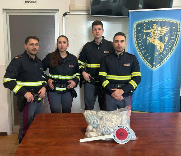 Genova, trasportano 8 chili di cocaina nella ruota di scorta, arrestati perché lo pneumatico è troppo grande