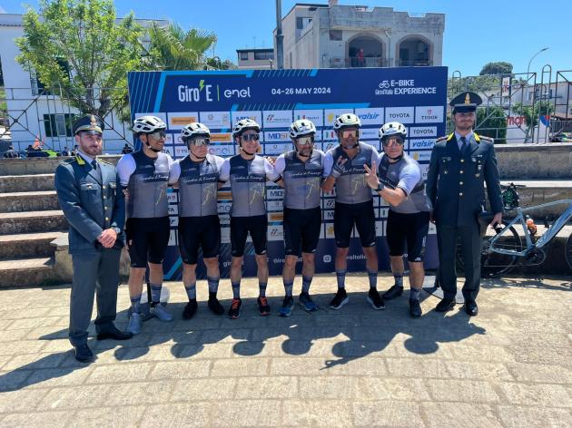Sport. La Guardia di Finanza partecipa alla nona tappa del Giro-E d’Italia a Napoli 