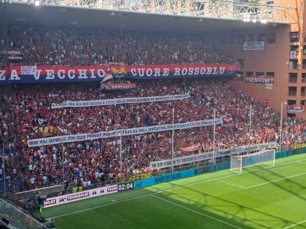 Genova, striscione di sfida degli ultrà del Genoa , cresce la tensione dopo gli scontri con i doriani