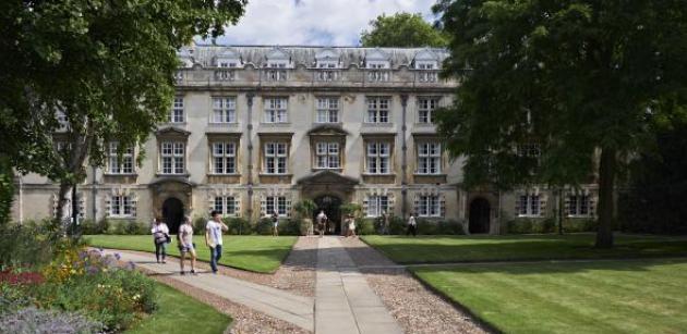 Regno Unito, l'università di Cambridge vira verso il "politically correct" e cancella la parola "anglosassone": "La usavano i suprematisti bianchi"