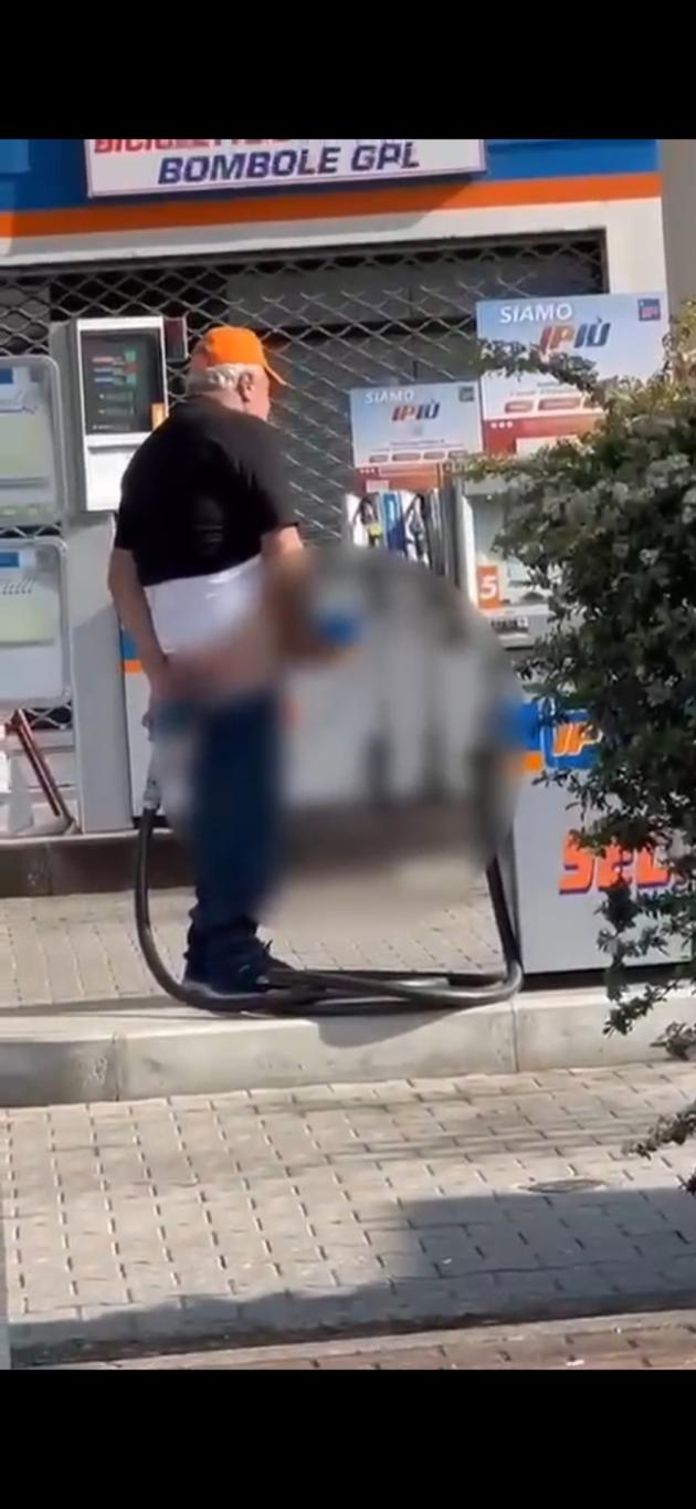 Chi è il benzinaio di Brescia che nel video si mette la pompa nel sedere davanti al "distributore IP di Poggio Resenatico"