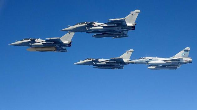 Ucraina, Macron gonfia i muscoli, testato missile con capacità nucleare in Francia: "Per dimostrare la nostra deterrenza"