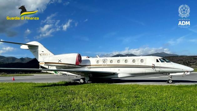 Savona, la finanza sequestra un jet privato del valore di 10 milioni, era nascosto in un hangar