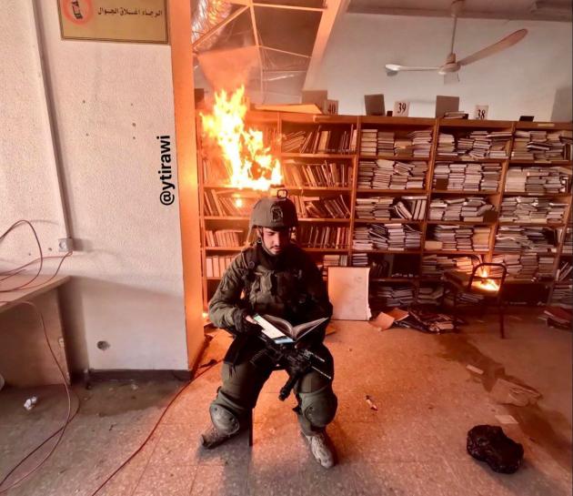 Gaza, soldato Idf d&agrave; fuoco alla biblioteca dell'universit&agrave; di Al-Aqsa e si fa fotografare in segno di sfregio, era la pi&ugrave; antica della Striscia e conteneva 20mila libri