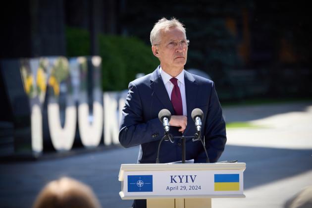 Stoltenberg minaccia l'escalation: "Via divieto a Kiev di usare armi Nato in Russia", Salvini: "Si dimetta, mai attacchi a Mosca"