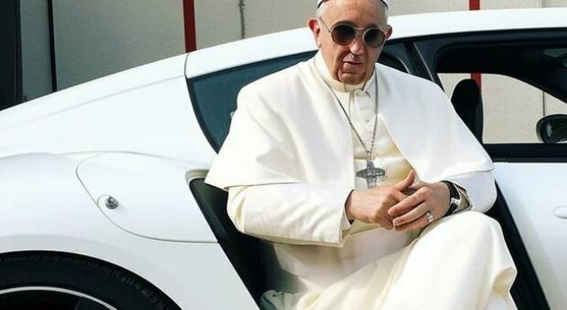 Papa Francesco da amico dei gay a nemico della "frociaggine". Il pontificato di Bergoglio in bilico, o forse non binario, come direbbero le male lingue
