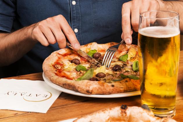 Eataly, al via la festa della pizza per celebrare il piatto più amato dagli italiani; il calzone verticale new entry nel menù