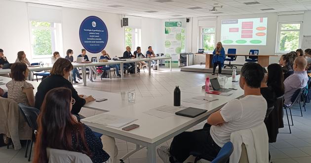 "Femminile sovraesteso" all'Università di Trento, "rettrice" anche se uomo, Azione Universitaria: "Follia", la virata sul "gender fluid - neutral"
