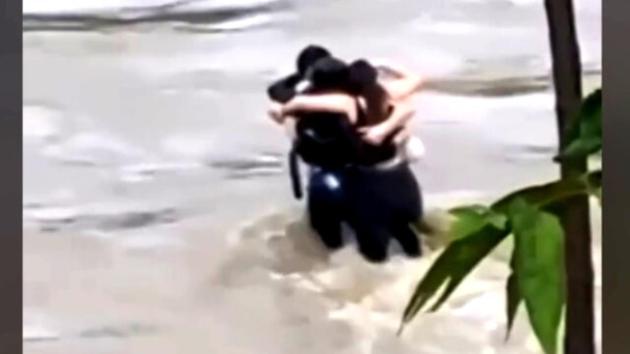 L’ultimo abbraccio per resistere alla morte, avvinghiati per resistere allo schiaffo del destino