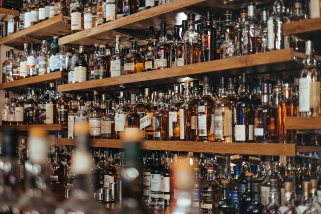 Effetti dell’alcol sulla guida, tasso alcolemico e rischi per la sicurezza. Perché è pericoloso e come influenza riflessi, concentrazione, capacità di valutare tempi e distanze