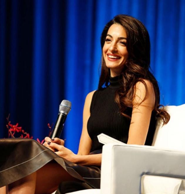 Mandato cattura Netanyahu, tra i giuristi dell’Aja anche Amal, la moglie di George Clooney, l’attore a Biden: “Non sanzionatela”