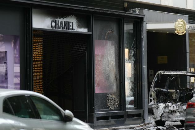 Parigi, furto da Chanel sugli Champs-Elysées, ladri in fuga con gioielli del valore di 10 milioni di euro