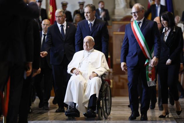 Papa Francesco torna sulla frociaggine: "È in Vaticano, i gay sono ragazzi buoni ma meglio non stiano in seminario"