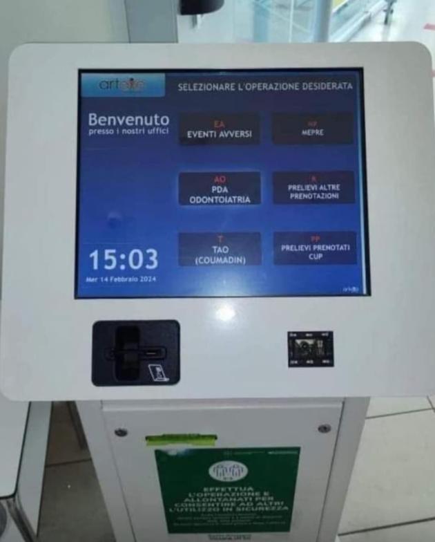 Ospedale Careggi di Firenze, totem con l'opzione eventi avversi, il web si scatena: "Ammissione sui danni del vaccino Covid"