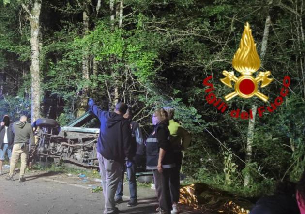 Rezzoaglio, auto con a bordo quattro ragazzi finisce contro un albero, un morto e tre feriti gravi
