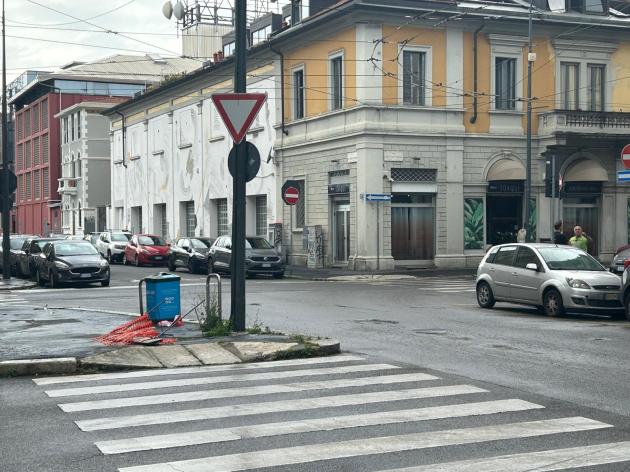 Milano, ubriaco investe e trascina per 300 metri una ragazza in Bovisa, la gente cerca di linciarlo, lei è gravissima