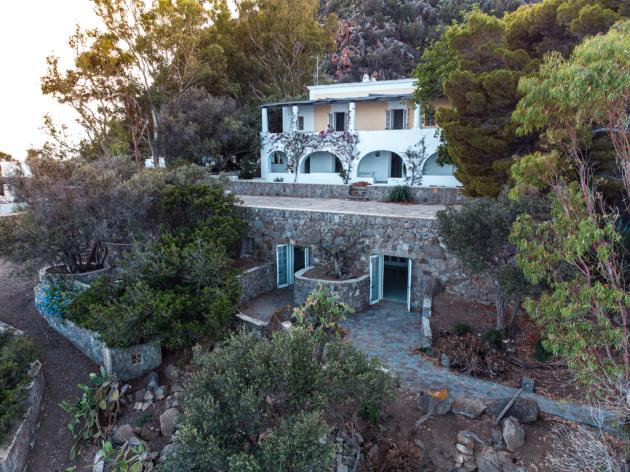Engel & Völkers, venduta per oltre quattro milioni e mezzo di euro la storica Villa Lighea a Panarea