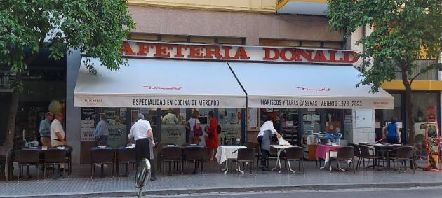 Bar di Siviglia assume solo camerieri over 45, proprietario: "Giovani senza voglia, vogliono lavorare 7 ore e scappare"