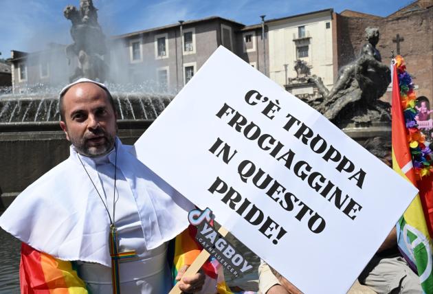 Il Vaticano si colora di rosso sangue: la troppa frociaggine uccide? 