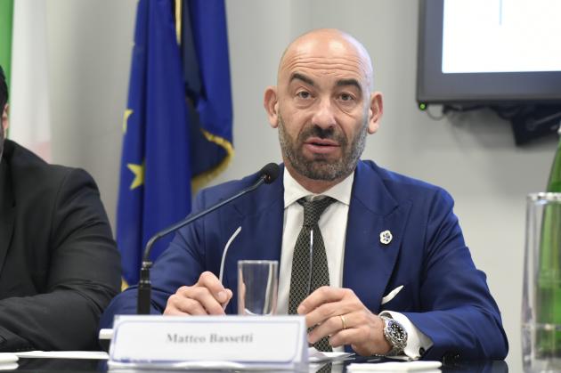 Vaccino Covid, Bassetti l'allarmista: "Virus sta tornando, dobbiamo tornare a inocularci, Italia sta facendo errori gravissimi"