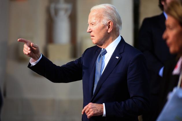 Biden appare sempre meno lucido e forse è affetto dal Parkinson: alla fine sarà sostituito alle elezioni presidenziali?