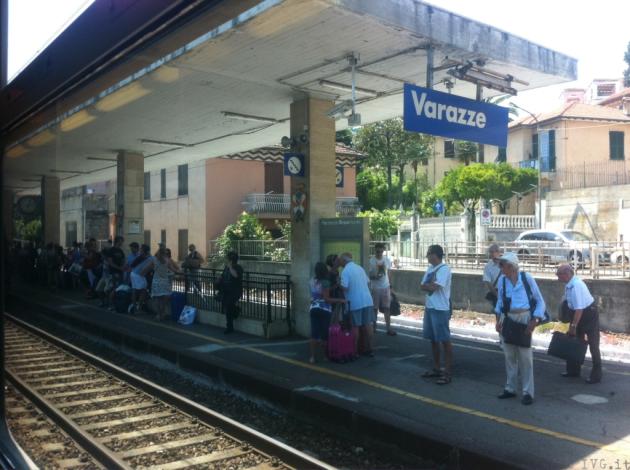 Varazze, uomo investito da un treno, indagini in corso e circolazione ferroviaria in tilt in Liguria