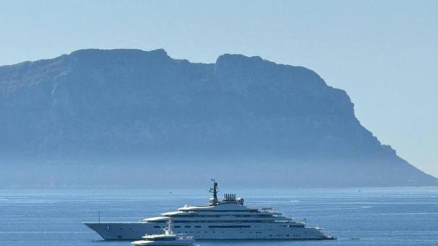 In Costa Smeralda gli yacht dei tre uomini più ricchi al mondo: Jeff Bezos, Bernard Arnault e Bill Gates