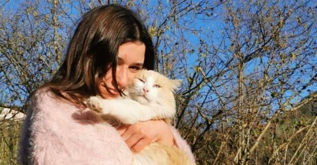 Donna ucraina trovata morta a Ischia in un dirupo, arrestato il compagno per maltrattamenti: “Ignorata mentre agonizzava”