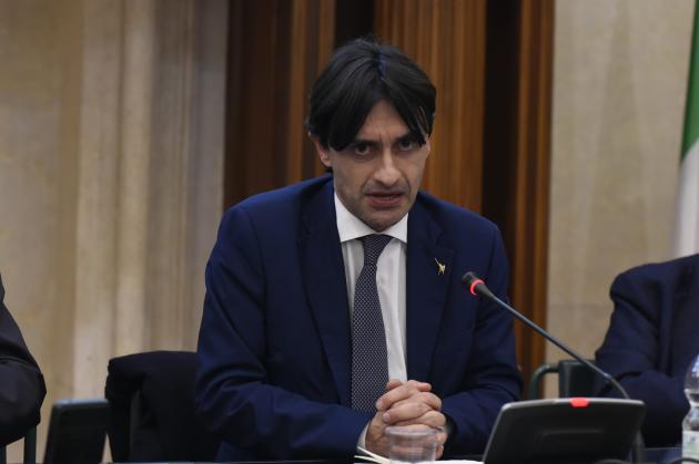 Stop a 'sindaca' e 'avvocata', la Lega contro il femminile negli atti pubblici: "Fino a 5mila € di multa per chi lo usa"
