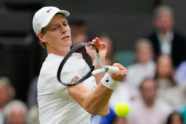 Sinner batte Machac a Shanghai per 6-4, 7-5, l’azzurro chiude l’anno in testa al ranking ATP, domani alle 10:30 la finale con Djokovic