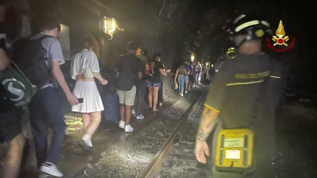 Genova, treno regionale si ferma in galleria tra Principe e Brignole, 48 passeggeri evacuati dai pompieri