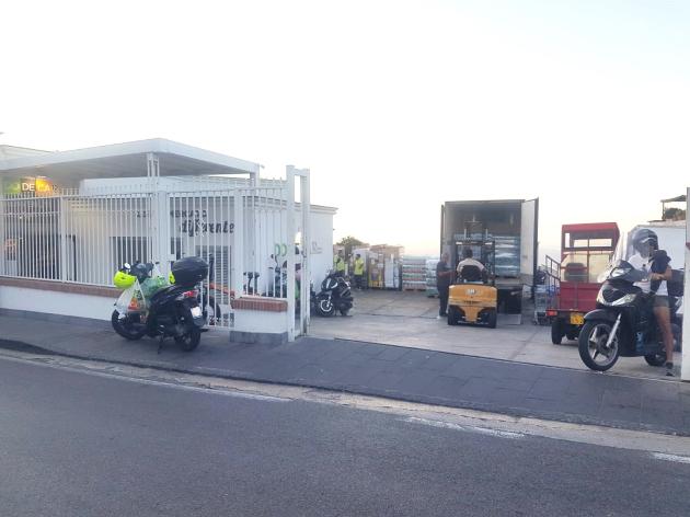 Capri: “L’agguato” dell’agente di Polizia locale che multa il motorino mentre il proprietario carica casse d'acqua e spesa
