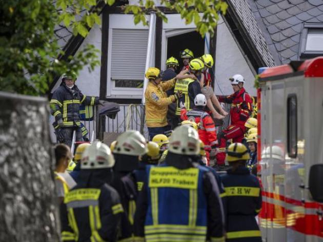 Germania, hotel crollato a Kroev sul fiume Mosella, 14 ospiti all’interno, un morto e 8 feriti tra cui un bambino