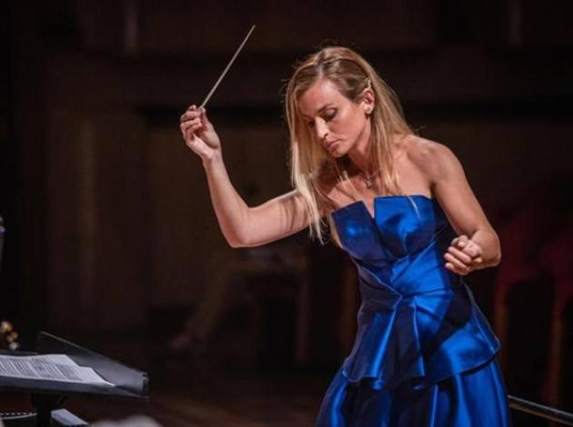 Beatrice Venezi, l’attacco del direttore d’orchestra Luisi: “Inadatta, gesticola in modo rudimentale”, avv Bongiorno: “Stop a campagna d’odio”