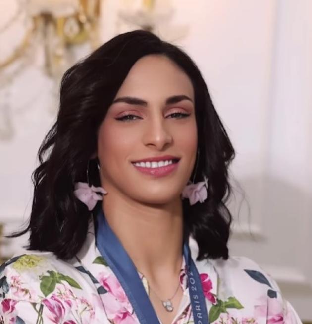 Imane Khelif con makeup rosa, orecchini e capelli lunghi ondulati, nuovo look dopo le polemiche sul suo sesso alle Olimpiadi di Parigi 2024 - VIDEO