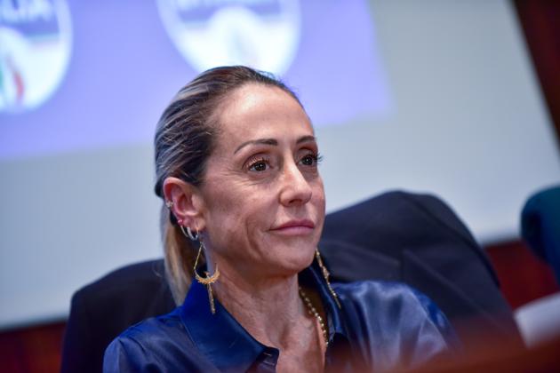 “Arianna Meloni sarà indagata per traffico di influenze illecite”, la premier: “Schema già visto contro Berlusconi”