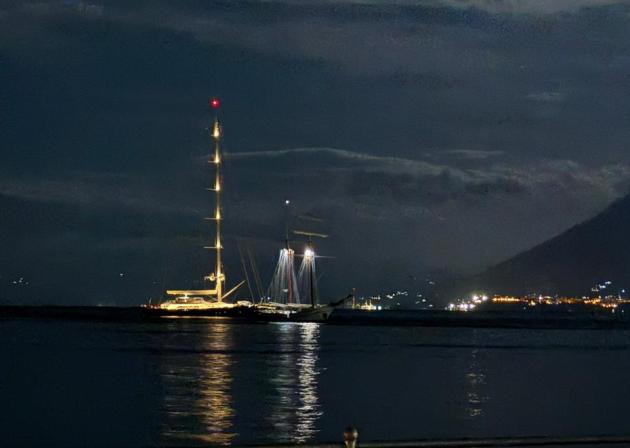 Barca a vela Perini Navi di 56 metri affondata a Palermo, l'ultima foto alle 23.30 con la festa a bordo prima del naufragio