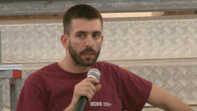 Mattia Tombolini, chi è il nuovo l'assistente di Ilaria Salis: le foto di spranghe contro la polizia e la condanna per diffamazione