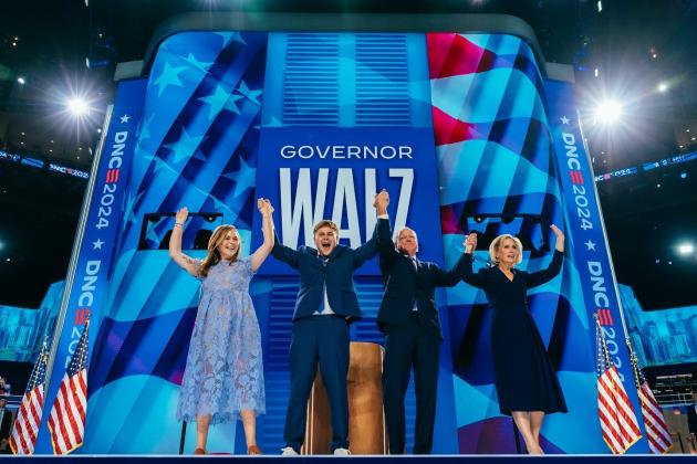 Convention democratica Chicago, Tim Walz accetta la nomination a vice, e Clinton attacca Trump: "È un attore"